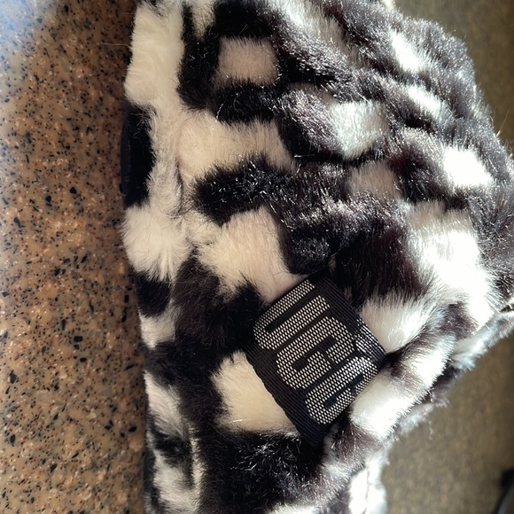 Checkered UGG Slides - Picture 3 of 4